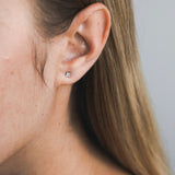 עגילי יהלומים איימי mini - זהב לבן