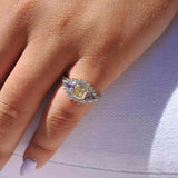 One of A Kind - טבעת יהלום צהוב ואבני ספיר עם יהלומים