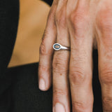 טבעת חותם לגבר יהלומים ואמייל