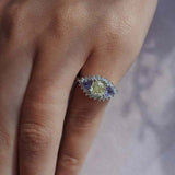 One of A Kind - טבעת יהלום צהוב ואבני ספיר עם יהלומים